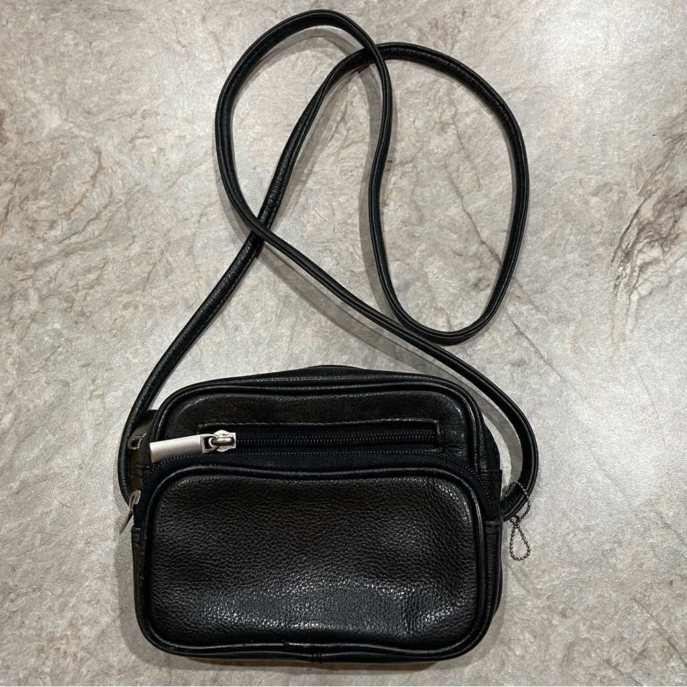Vintage 90s Wilsons Leather | Black Pebbled Crossbody Bag With Belt Loop